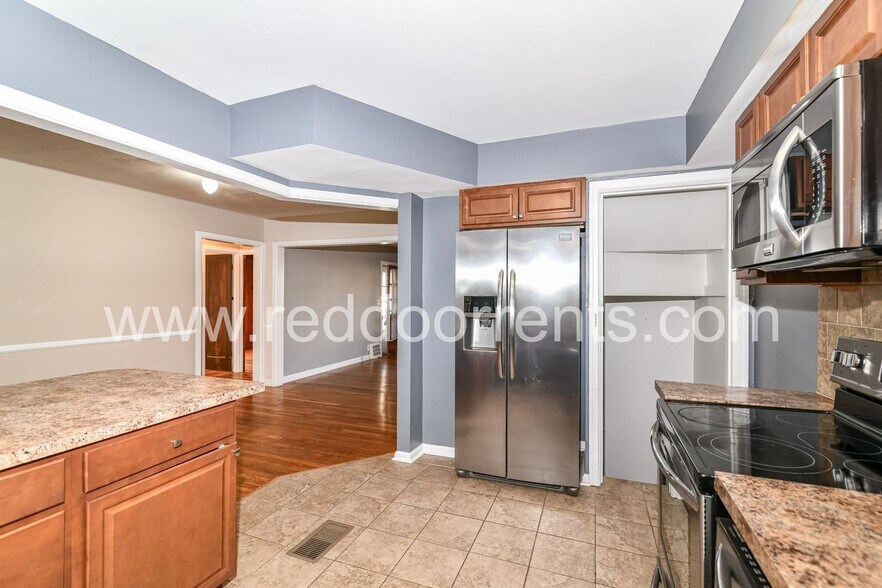 Building Photo - 125 E 49th St