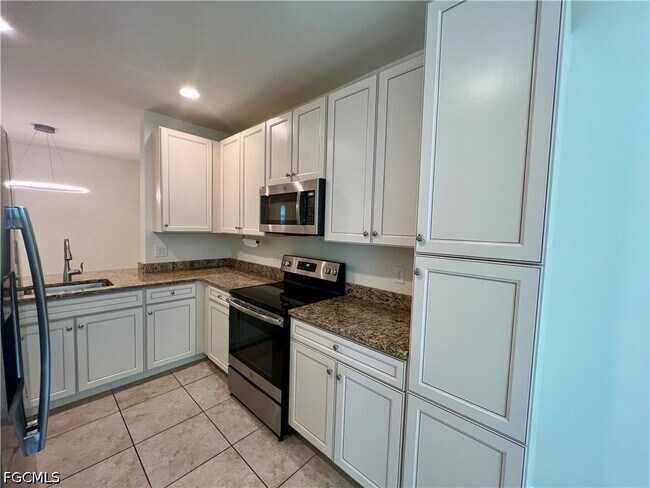 Building Photo - 15850 Portofino Springs Blvd