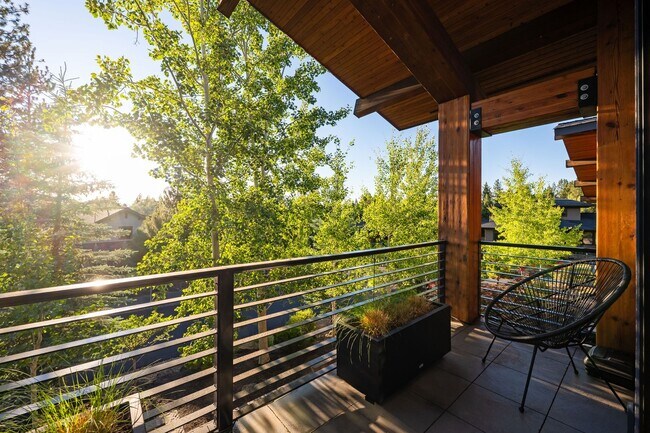 Building Photo - Stunning Mountain Home