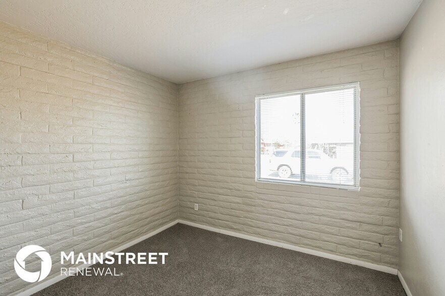 Building Photo - 7956 E Victoria Dr