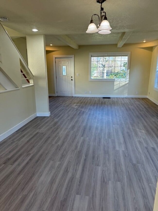 Building Photo - 600B00