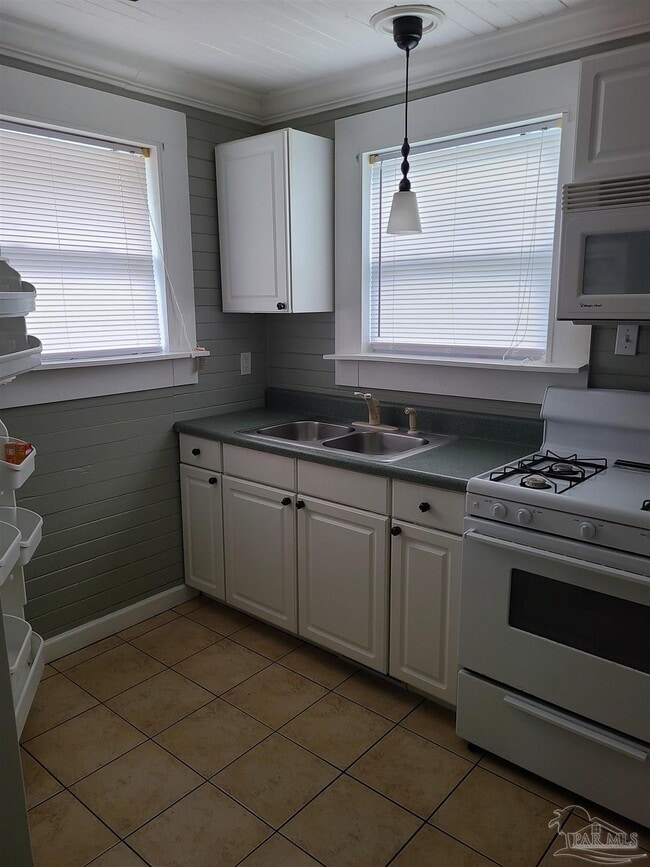 Building Photo - 512 E De Soto St