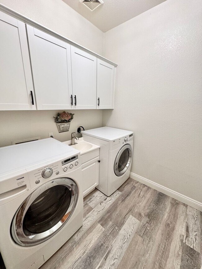 Building Photo - Pristine Single Level 3 Bedroom Home In The Sought After Gated Lagos Vistoso Community in Chandler!