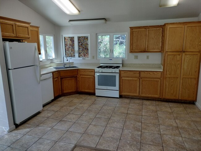 Building Photo - Arroyo Grande Home - 2 Bedroom 1 Bathroom - Peaceful and Quiet