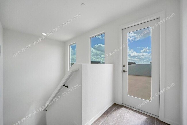 Building Photo - Luxury 3-Bedroom Townhome with Rooftop Dec...