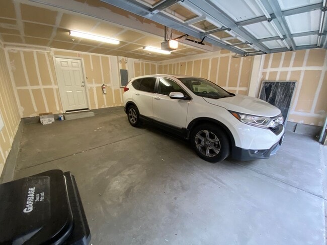 Building Photo - 4Br4Ba Former Model Townhouse Top of the L...