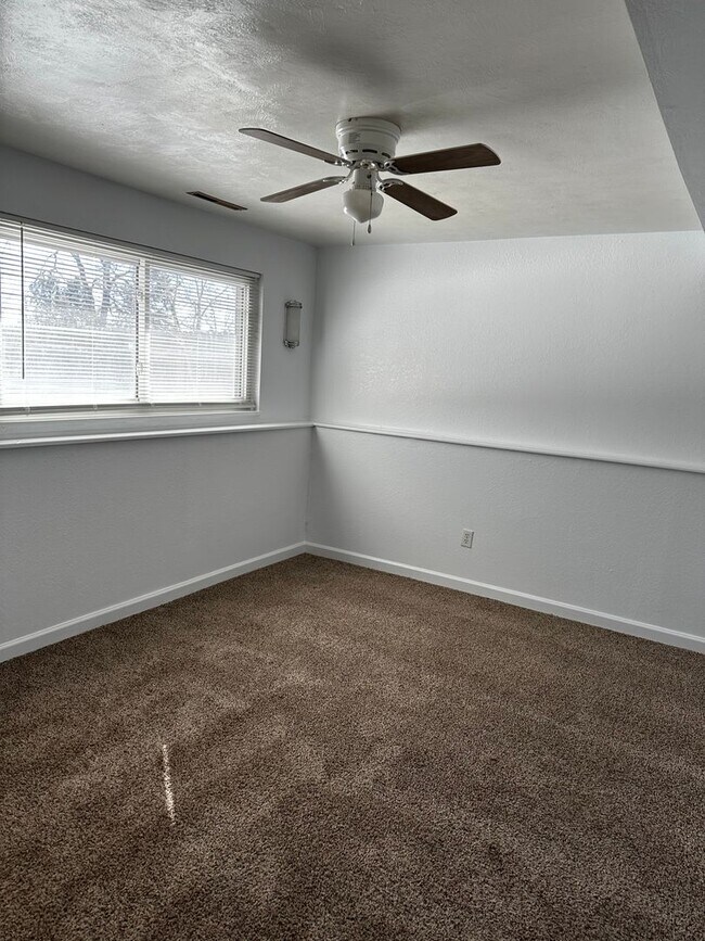 Building Photo - READY NOW!! Fantastic 4-bedroom,2 bath 1 car garage!