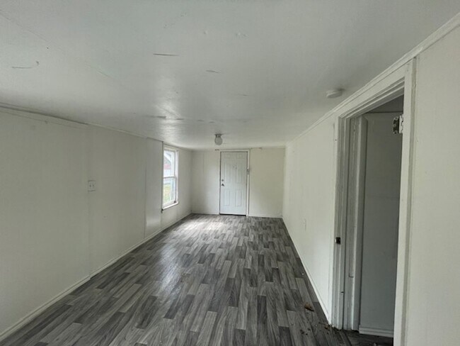 Building Photo - 2-Bedroom Home-$199 move-in covers rent