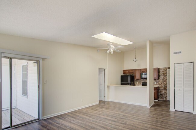 Building Photo - 2 Bedroom, 2 Bath Updated Condo, Newpointe...