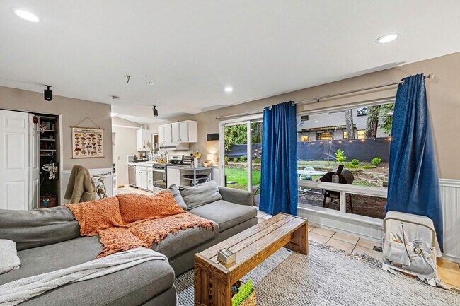 Building Photo - Charming 3-Bedroom Single-Family Home in Bellevue - $3,500!!