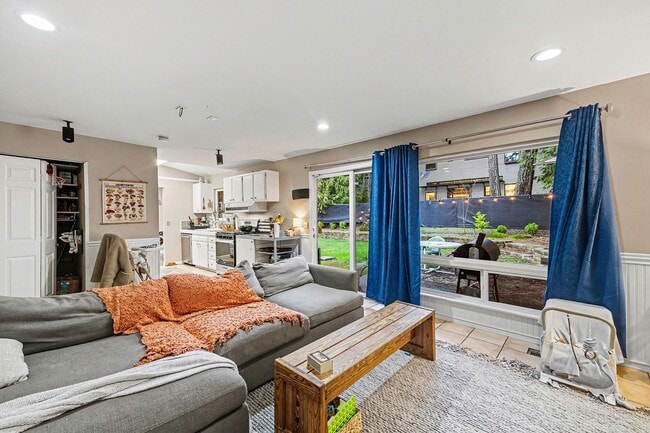 Building Photo - Charming 3-Bedroom Single-Family Home in Bellevue - $3,600!!