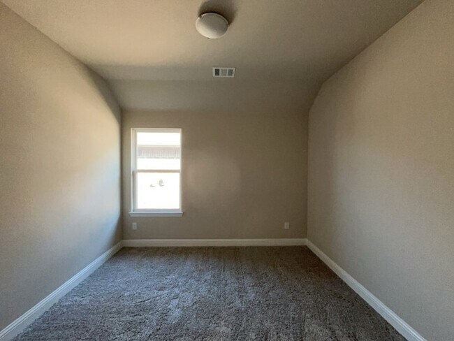 Building Photo - 612 Amenduni Ln