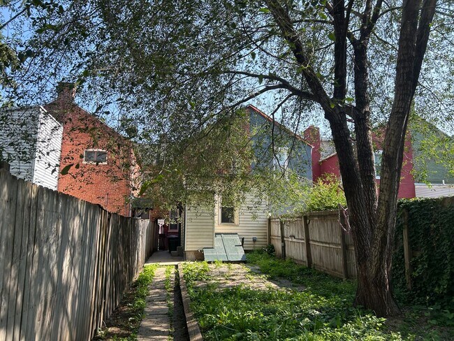 Building Photo - Beautiful 3 Bedroom, 1.5 Bath *2 Car Detac...
