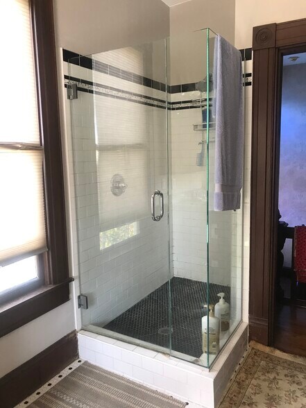 Building Photo - 633 20th St