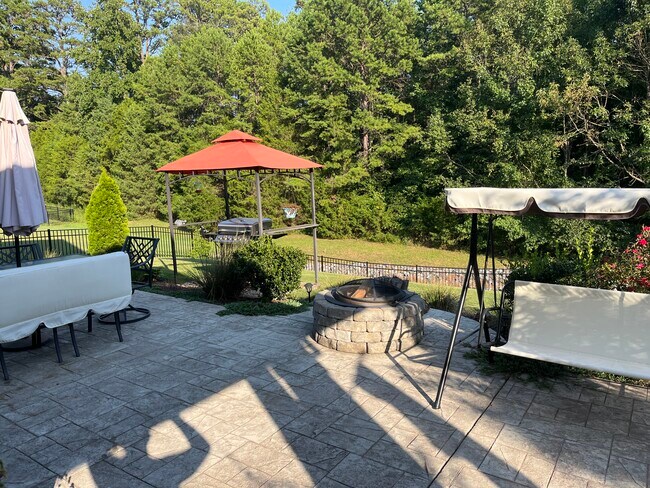 Fenced in backyard with firepit and outdoor table for 6 people - 2645 Cherry Laurel Dr