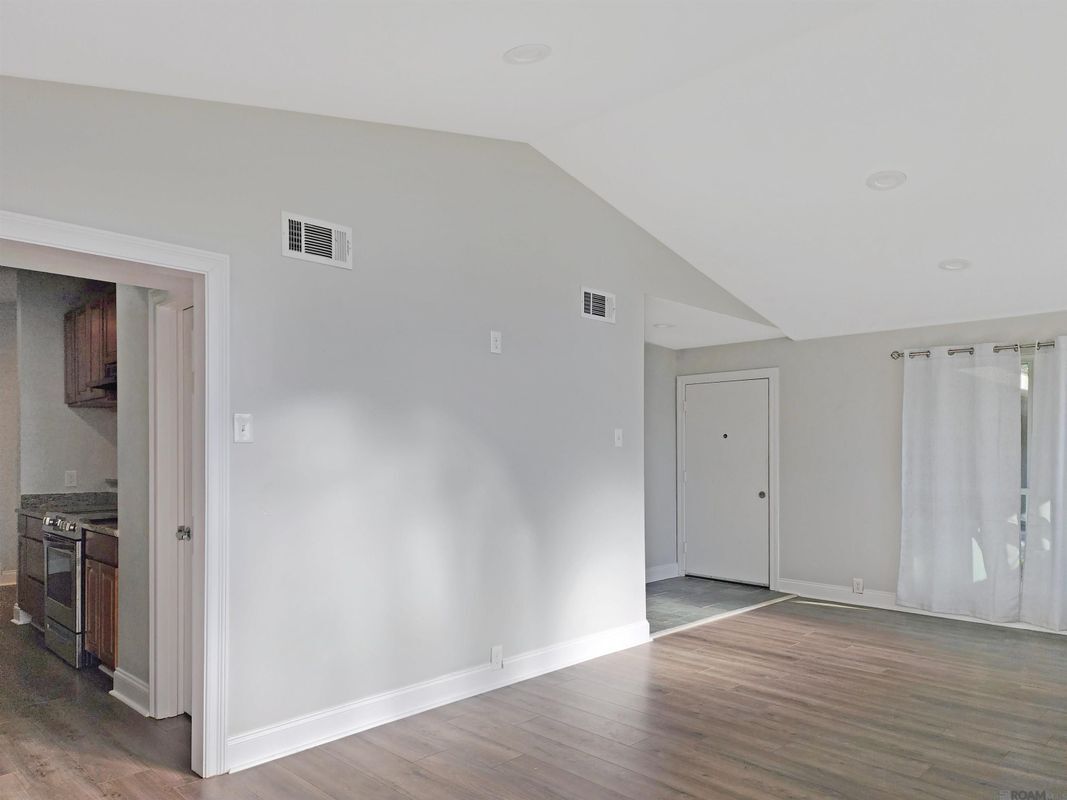 Building Photo - 468 College Hill Dr