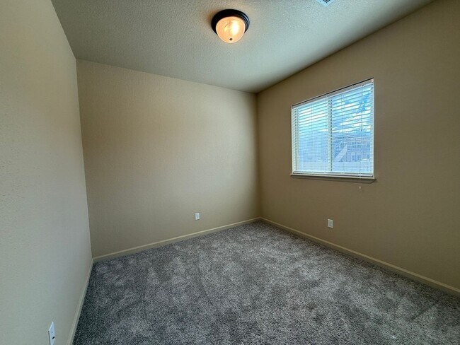 Building Photo - Beautiful 4 bedroom, 2 bath, 3 car garage ...