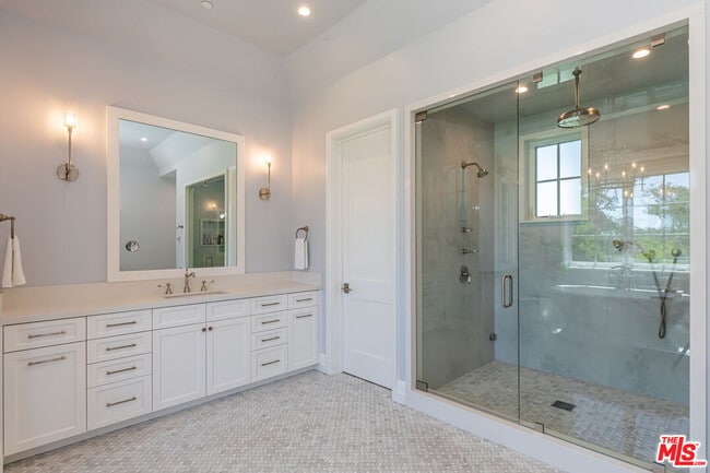 Building Photo - 6671 Dume Dr