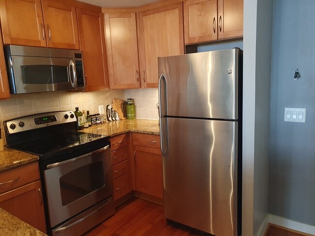 Building Photo - 888 N Quincy St