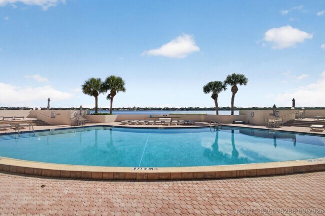 Building Photo - 126 Lakeshore Dr