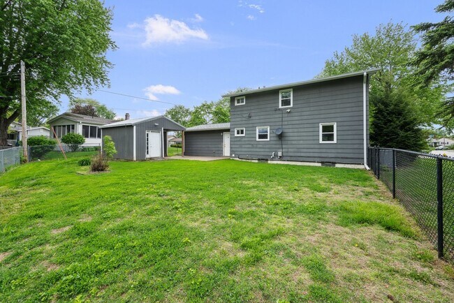 Building Photo - 3129 Windsor Dr