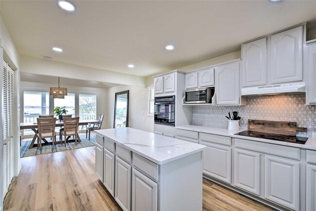 Building Photo - Gorgeous Cove on Main Body Water