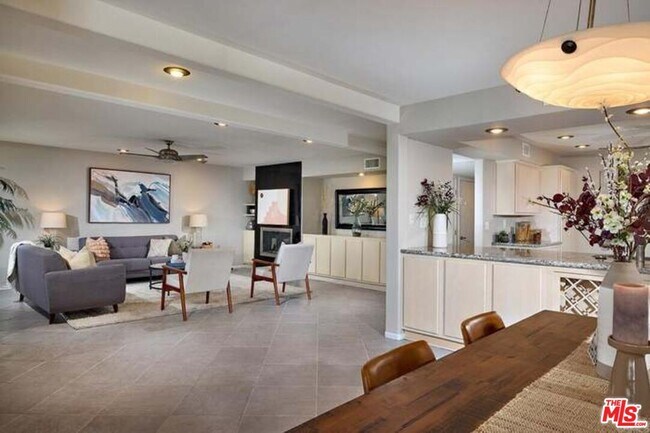 Building Photo - 2552 Navarra Dr