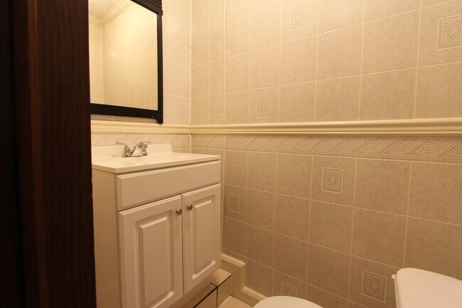 Building Photo - 1605 4th Terrace W