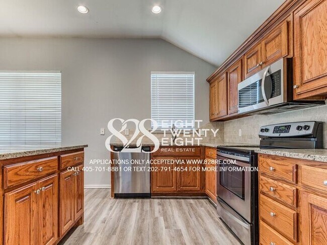 Building Photo - Lovely 3 Bed/2 Bath/2 Car Garage Single Fa...
