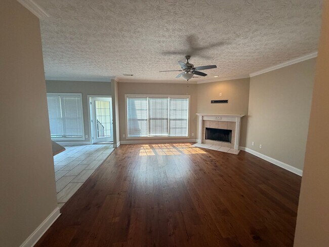 Building Photo - Cozy Condo in Gardens at Gatewood!