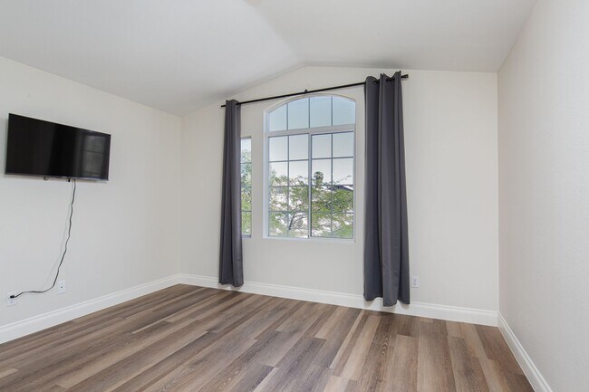 Building Photo - Recently renovated 4 br home in the Southwest