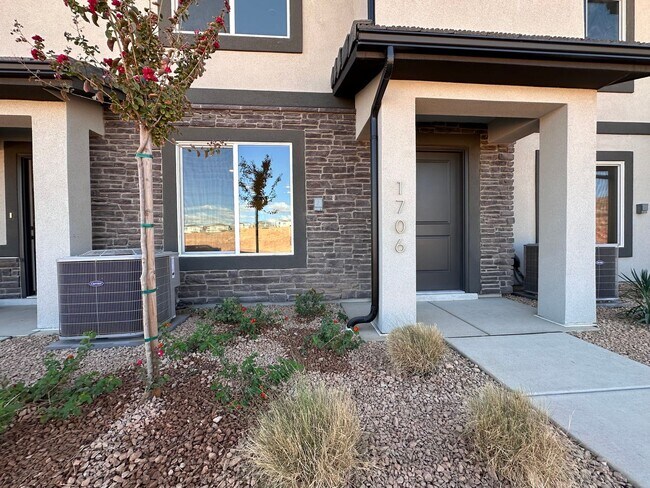 Building Photo - Dog Friendly! 3 Bedroom 2 Bathroom Townhom...