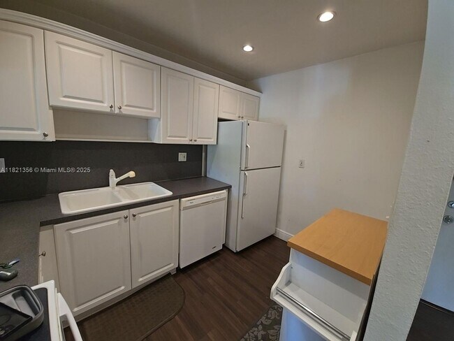 Building Photo - 7900 Camino Cir
