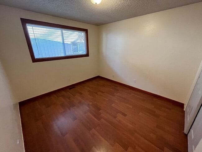 Building Photo - 2 Bed/1 Bath Duplex with Single Car Garage...