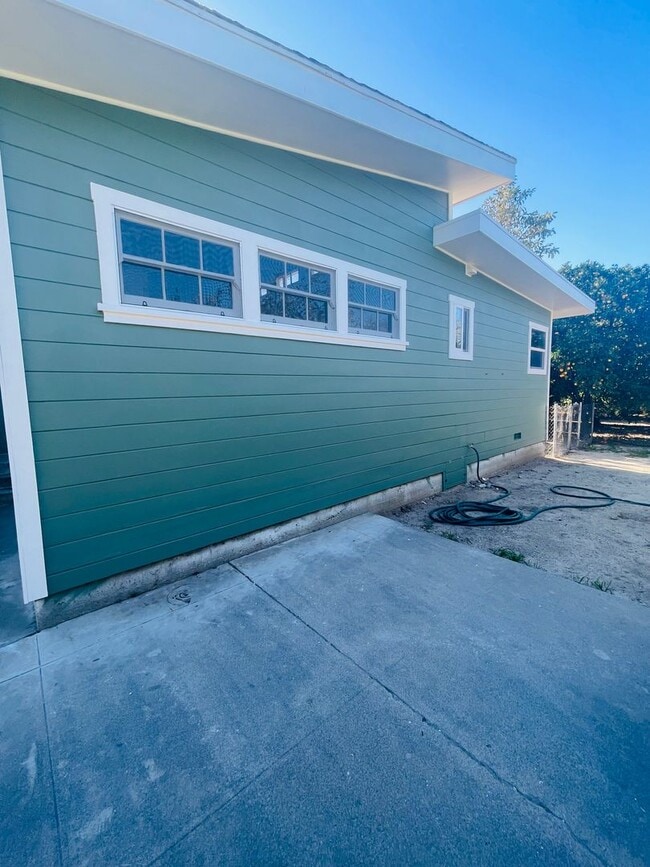 Building Photo - Peaceful 3-bedroom, 2-bathroom single story home nestled amongst the Orange Groves of Fillmore