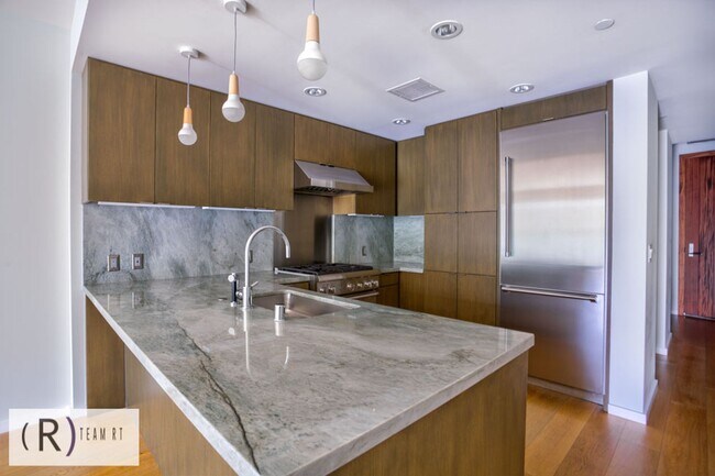 Building Photo - Oceanview Luxurious Chic Condo for High Quality Lifestyle