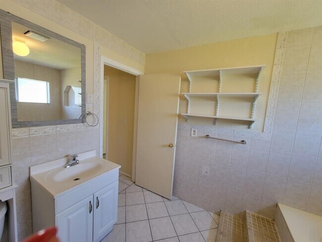 Building Photo - 2466 Lakeshore Cir