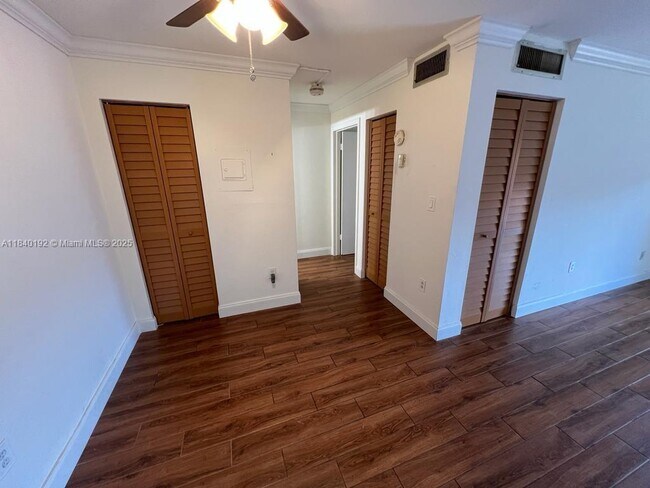 Building Photo - 7160 Fairway Dr