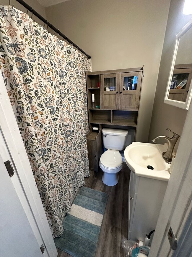 Building Photo - 2 bedroom w/ 1 car garage