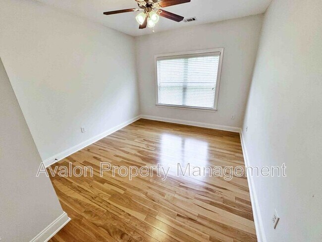 Building Photo - 2435 Manor View