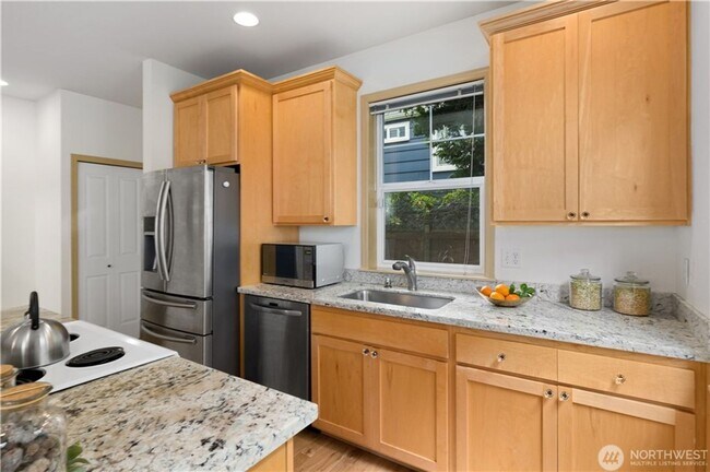 Building Photo - Spacious 3bd/3ba Townhouse