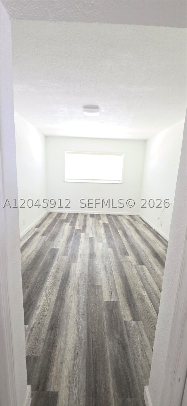 Building Photo - 20201 NE 29th Ct