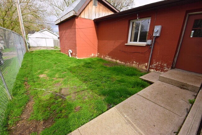 Building Photo - Updated 3 bedroom 1.5 bath home in South Bend IN
