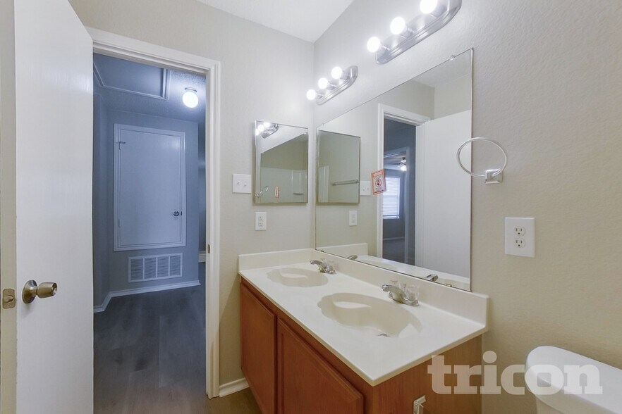 Building Photo - 2029 W Grove Ln