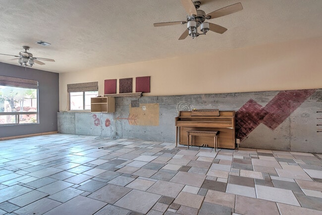 Building Photo - Gorgeous, Custom 4 bed, 3 bath Pet-Friendl...