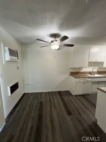 Building Photo - 685 E Vista Chino