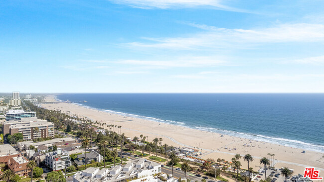 Building Photo - 605 San Vicente Blvd
