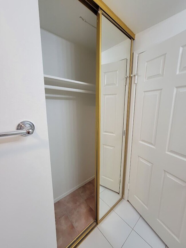Building Photo - HUGE UPPER 1BD/1.5BA CONDO WITH LOFT, PARKING LAUNDRY AND 2 PRIVATE BALCONIES!!