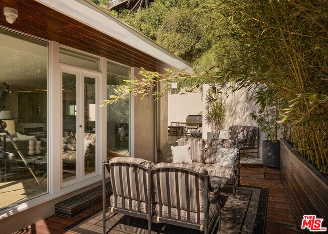 Building Photo - 8593 Hollywood Blvd