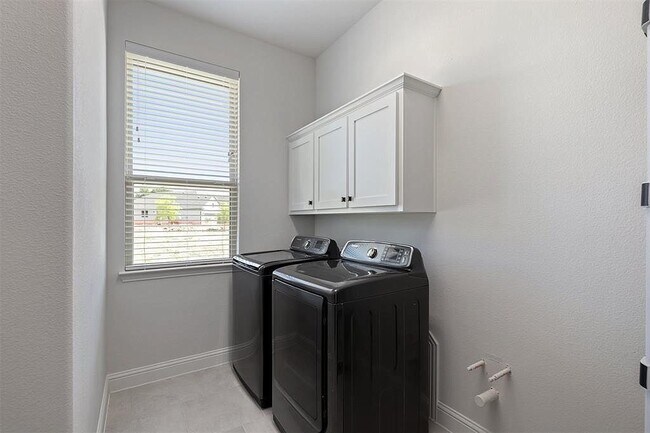 Building Photo - 2213 Laguna Dr